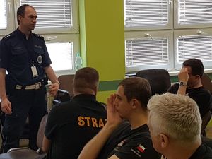 Dyskusja strażaków z policjantami na temat działania podczas akcji ratunkowej.