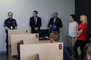Zastępca Naczelnika WRD omawia przepisy ruchu drogowego.