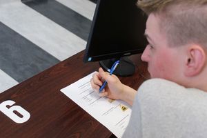 Kierowca rozwiązuje test.