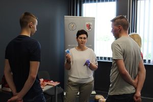 Nauczycielka z &quot;Medyka&quot; omawia zasady RKO.