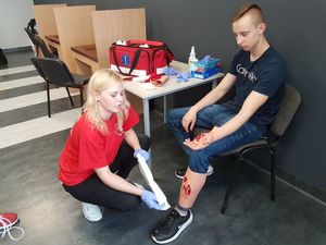 Nauka udzielania pomocy rannej osobie.