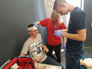 Kierowca zapoznaje się z materiałami do opatrywania.