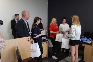 Podsumowanie spotkania i wręczanie upominków.