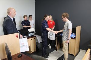 Organizatorzy przekazują materiały promujące bezpieczeństwo uczestnikom.