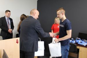 Kierownik WORD-u wręcza upominki.