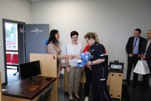 Policjantka wręcza polfinki.