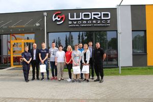 Organizatorzy i uczestnicy na tle budynku  WORD.