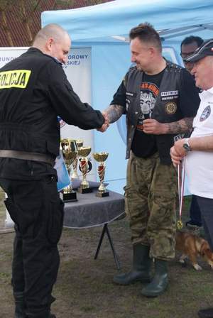 Zawodnicy odbierają nagrody.