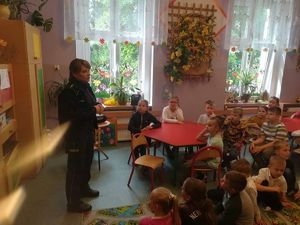 W klasie policjantka rozmawia z młodzieżą jak powinny wyglądać bezpieczne wakacje.