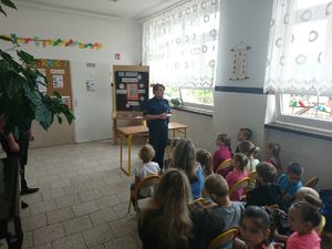 O wypoczynku w lesie i nad wodą - pogadanka policjantki z uczniami.