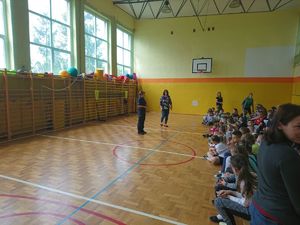 W sali gimnastycznej zebrali się uczniowie, aby posłuchać ważnych wskazówek udzielonych przez policjantkę  o wakacjach.