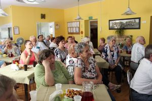 Uczestnicy debaty ze służbami wsłuchani w jej przebieg.