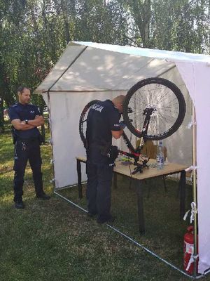 Policjanci znakują rowery na pikniku.