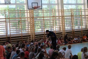 Półkoloniści odpowiadają na pytania policjantów.