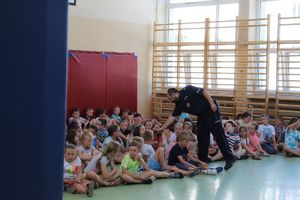 Policjanci na spotkaniu edukacyjnym z dziećmi.