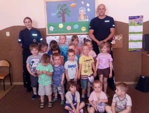 Grupowe zdjęcie policjnatów z dziećmi.