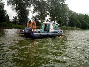 Policjanci patrolują linię brzegową.