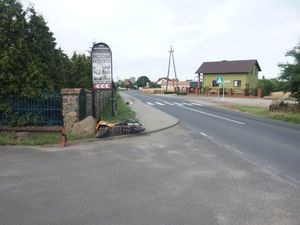 Przewrócony motorower na drodze.