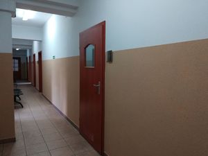 Widok na ciągi komunikacyjne w komisariacie.