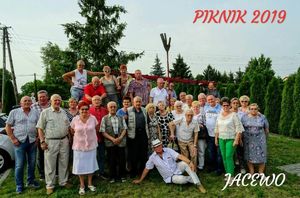 Pamiątkowe zdjęcie uczestników pikniku w Jacewie.
