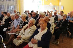 Seniorzy na uroczystości jubileuszowej.