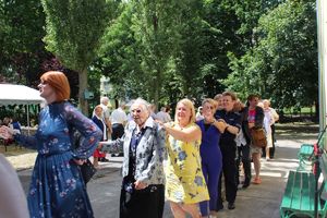 Wspólna zabawa seniorów i gości.