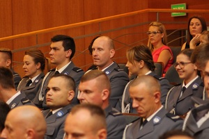 policjanci na widowni szkoły muzycznej. widoczni policjanci korpusu szeregowych i podoficerów