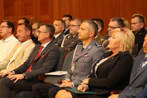 zaproszeni na uroczystość goście siedzący na widowni, przedstawiciele służb i instytucji cywilnych