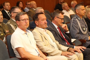 zaproszeni na uroczystość goście siedzący na widowni, przedstawiciele służb i instytucji cywilnych
