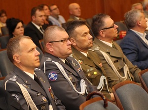 zaproszeni na uroczystość żołnierze siedzący na widowni