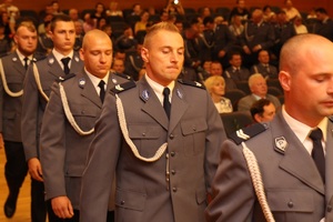 policjanci w szeregu wchodzą na scenę