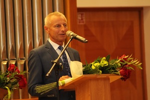 prezydent Inowrocławia przemawia na scenie