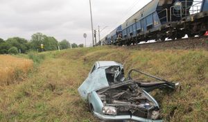 Samochód marki Nissan po zderzeniu z pociągiem.