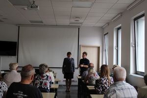 Powitanie gości seniorów przez policjantki.