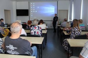 Seniorzy oglądają prezentację.
