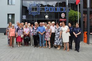Pamiątkowe zdjęcie seniorów z policjantkami.