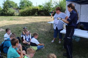 Policjantka prowadzi zajęcia z dziećmi.