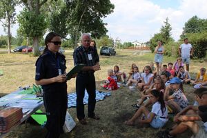 Policjantka przedstawiła wyniki drużyn.