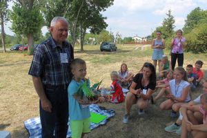 Pamiątkowe zdjęcie z laureatem najlepszej pracy plastycznej.