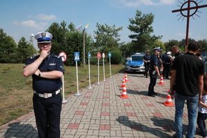 Warto było porozmawiać z policjantami.