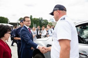 Premier wita się z policjantem.