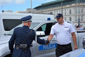 Komendant Główny Policji wita się z policjantem.
