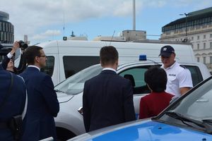 Przedstawiciele władz państwa rozmawiają z policjantami.