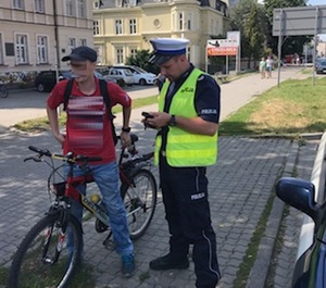 Cykliści byli poddawani policyjnej kontroli.