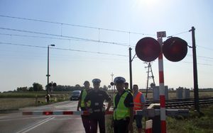 Policja i służba kolejowa podczas akcji.