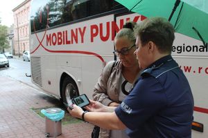 Rozmowa policjantki z kobieta o bezpieczeństwie.