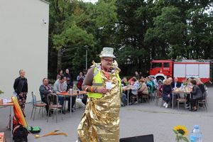 Prezentacja odblaskowego ubioru przez drużynę z Gniewkowa.