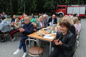 Dopingujące osoby biją brawo.