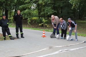 Konkurencja rozwijania węża strażackiego.