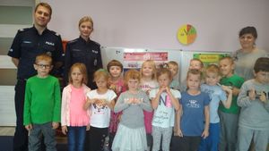 Grupowe zdjęcie policjatów i dzieci.